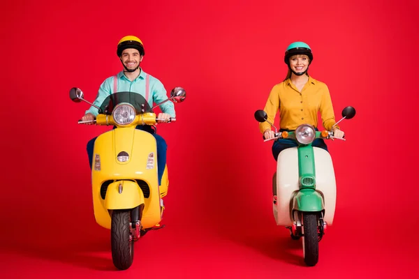 Retrato de sua ele ela agradável atraente alegre alegre alegre casal confiante equitação moped viajando se divertindo isolado sobre brilhante brilho vívido cor vermelha vibrante fundo — Fotografia de Stock