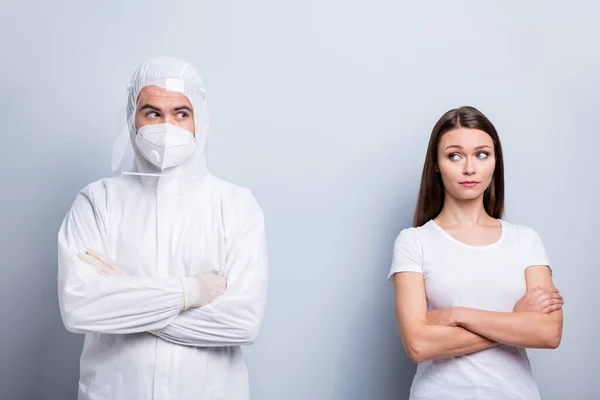 Foto van patiënt dame man expert doc virologie onderzoek covid armen gekruist kijken wantrouwig slijtage gezicht masker kap uniform plastic gezichtsbescherming ogen neus geïsoleerd grijs kleur achtergrond — Stockfoto