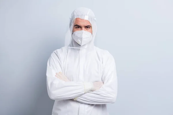 Zdjęcie poważnego faceta ekspert Doc Wirusologia centrum kliniki ramiona skrzyżowane przyszedł zobaczyć pacjenta nosić maskę twarzy kaptur mundurek plastik twarzy ochrona oczu nos odizolowany szary kolor tła — Zdjęcie stockowe