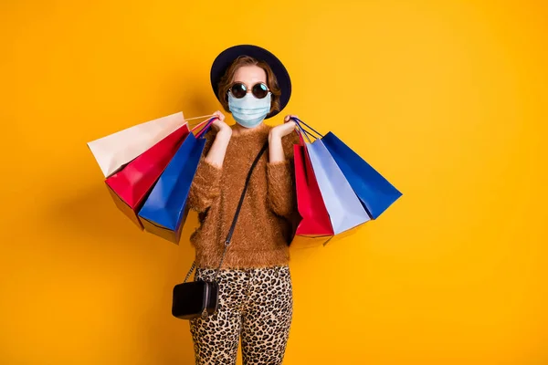 Porträt von ihr sie modische Dame trägt Gaze-Maske Besuch Mall Center nach Quarantäne-Öffnung halten viele Packungen niedrige Preise isoliert hell lebendigen Glanz lebendige gelbe Farbe Hintergrund — Stockfoto