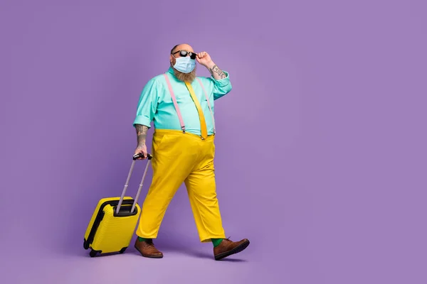 フル長さボディサイズビューの彼のファンキーなクールな男ヒップスター大きな腹部搭乗鉄道駅海外マスクサスペンダーパンツオープンボーダー海外目的地ホテル孤立紫色の背景 — ストック写真
