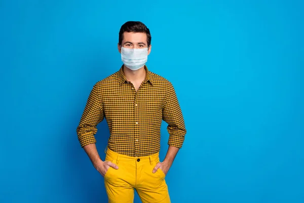 Retrato dele ele agradável conteúdo atraente cara na moda vestindo máscara de gaze verificado camisa pandemia mantendo distância social doença prevenção isolado brilhante brilho vívido vibrante azul cor de fundo — Fotografia de Stock