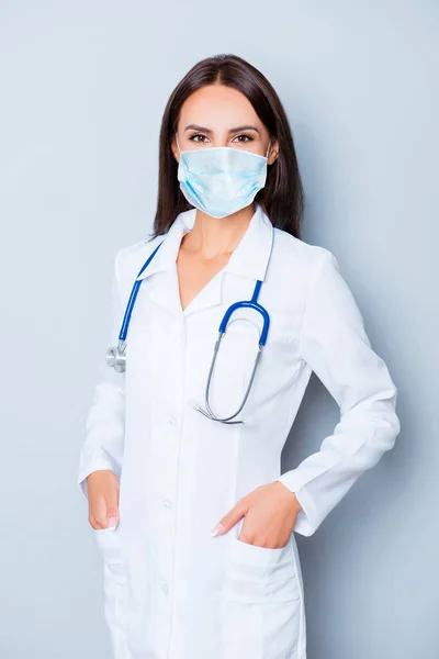 Retrato de la bonita doctora cruzada de manos llevar máscara estéril de seguridad médica en la cara, pandemia corona virus prevención concepto de protección 2020 covid19 — Foto de Stock