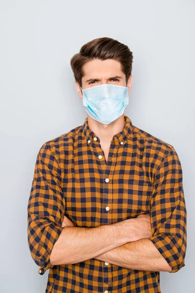 Portrait of young confident serious man with crossed hands wear medical safety mask on face, stop pandemic corona virus prevention protection concept 2020 covid19 — Stock Photo, Image