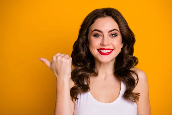 원문 기사보기 미국 여성 직접 손가락을 사용 한 매우 쾌활 한 모습의 클로즈업 사진, 빈 공간을 자랑하는 배너가 쇼핑을 광고하고 있다. — 스톡 사진