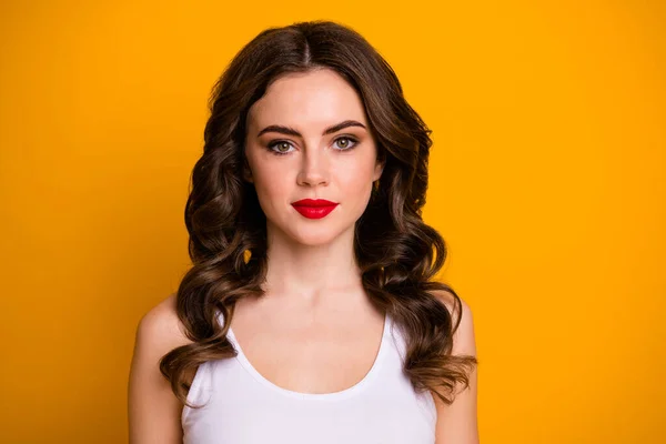 Close-up foto van vrij krullend brunette dame rood helder lippenstift soort gezicht expressie easy-going persoon goed humeur dragen wit casual tank-top geïsoleerde gele kleur achtergrond — Stockfoto