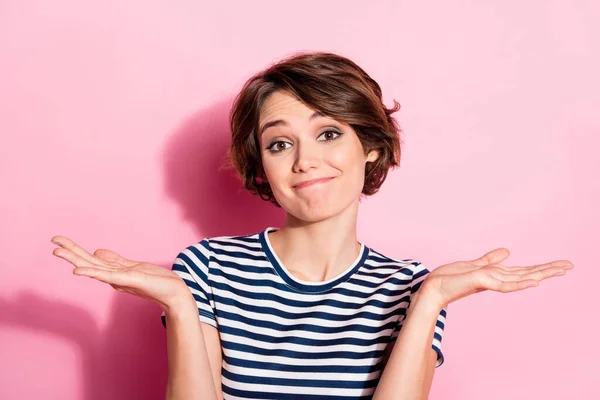 Primeros planos foto de la señora indiferente expresión facial descuidado levantar las manos hombros encogiéndose de hombros preguntando qué desgaste casual blanco azul camiseta aislado pastel rosa color fondo —  Fotos de Stock