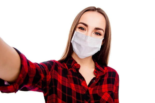 Zelfportret van haar ze aantrekkelijk vrij vrolijke inhoud meisje millennial jeugd dragen gaas masker longontsteking infectie preventie biohazard geïsoleerd over licht wit heldere kleur achtergrond — Stockfoto