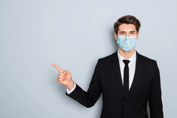 Portret van zijn hij aantrekkelijke corporate trendy imposante man dragen gaas masker smoking smoking demonstreren advies preventie cov tips geïsoleerd over grijs licht pastel kleur achtergrond — Stockfoto