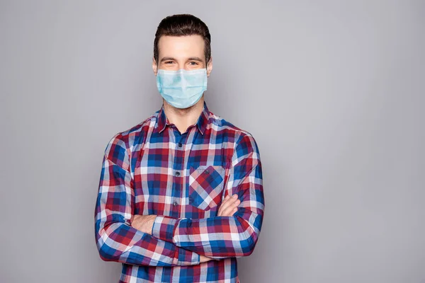 Portrait of his he atrakted content guy wearing gauze mask folded arms vaccine preventive measures cov ncov infection influenza China Wuhan isolated over grey pastel color background — Stok Foto