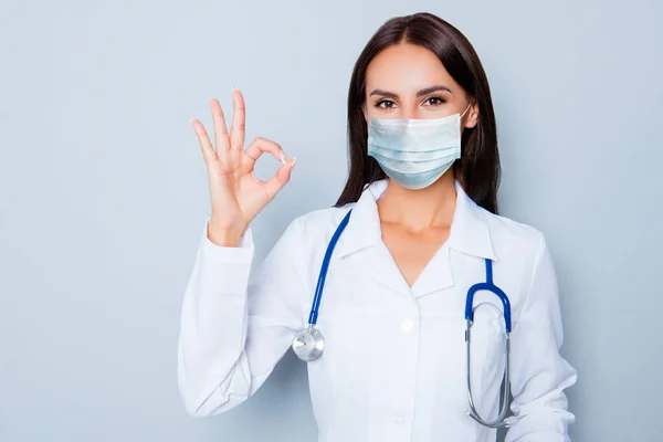 Close-up portret van haar ze aantrekkelijke mooie inhoud meisje doc medic tonen ok-teken ziekte ziekte preventie pandemie geïsoleerd over lichtgrijze kleur pastel achtergrond — Stockfoto