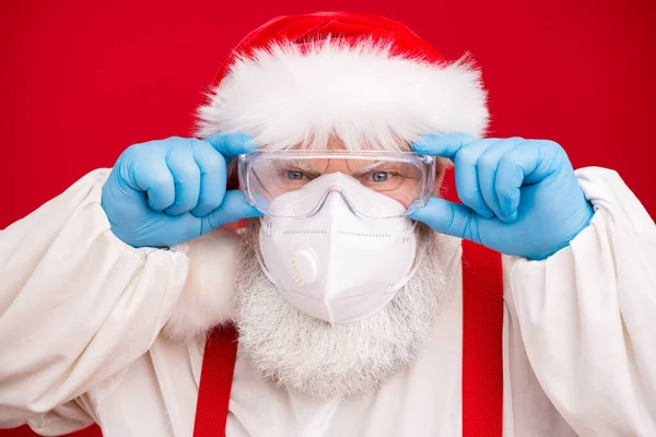 Primo piano foto vecchio indignato Babbo Natale parlare skype webcam chiamando i ministri del governo lamentarsi vacanza annullando il lavoro indossare maschera respiratore copricapo camicie bretelle isolato sfondo rosso — Foto Stock