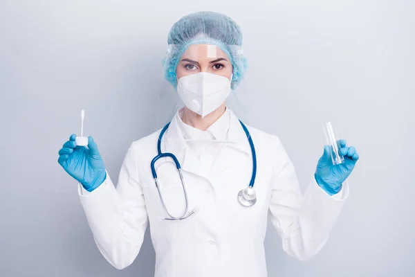 Foto de enfermera lady doc hold test tube saliva recoger equipo examinando enfermo paciente usar guantes de látex máscara capa facial plástico quirúrgica tapa aislado gris color fondo — Foto de Stock