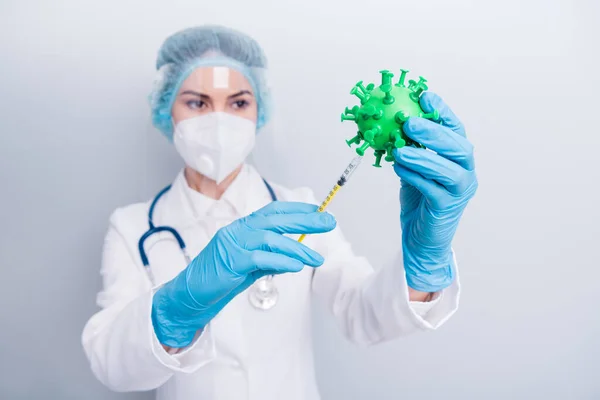 Foto de primer plano de la señora seria doc trabajando bacterias covid analizando probar la nueva vacuna experimental inyección usar guantes máscara capa facial plástico tapa quirúrgica aislado color gris fondo — Foto de Stock