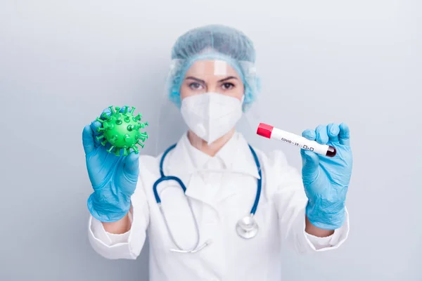 Zdjęcie pani doktor pokazać bakterie covid probówki krwi wykazać proces infekcji szczepionka klinika badania nosić rękawiczki maska twarz plastik czapka chirurgiczne izolowane szary kolor tło — Zdjęcie stockowe