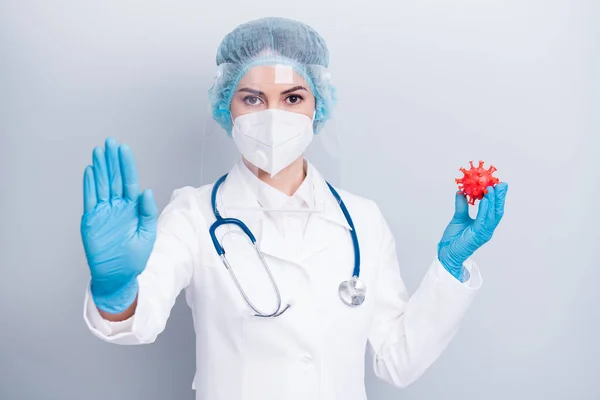 Foto de la hermosa dama doc levantar la palma no deje que sus colegas paso mantenga covid bacterias mutación transmisión usar guantes máscara capa facial plástico quirúrgico tapa aislado gris color fondo — Foto de Stock