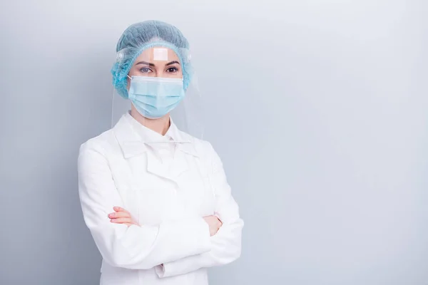 Φωτογραφία με αυτοπεποίθηση επαγγελματίας ιολόγος γιατρός κυρία χέρια σταυρωμένα καλή διάθεση αποστειρωμένη καθαρή στολή φορούν ιατρική μάσκα παλτό εργαστήριο προσώπου πλαστική προστασία χειρουργικό καπάκι απομονωμένο γκρι φόντο — Φωτογραφία Αρχείου