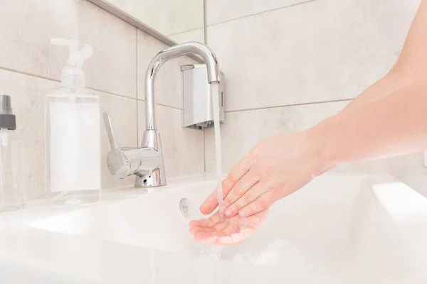 Closeup fotó hölgy mosás karok mosogató alatt patak forró víz áramlás dörzsölje szappan gél buborékok corona vírus megelőzése higiénia stop fertőzés elterjedt felelős hasznos szokás fürdőszoba beltéri — Stock Fotó