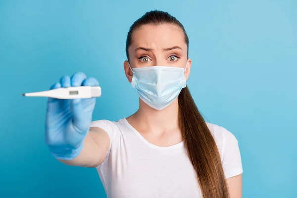 Oh no. Closeup photo of beautiful terrified lady hospital examination doctor hold thermometer high temperature wear protect face medical mask white t-shirt isolated blue color background — Stock Photo, Image