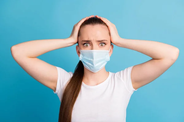Close-up foto van bang dame houden sociale afstand ziekenhuis onderzoek zie veel mensen armen op het hoofd geschokt slijtage te beschermen gezicht medisch masker wit t-shirt geïsoleerde blauwe kleur achtergrond — Stockfoto