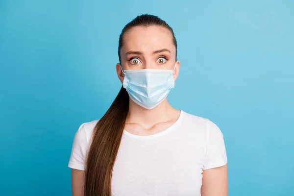 Close-up foto van bang mooie dame houden sociale afstand mensen kwamen ziekenhuis onderzoek zie menigte dragen beschermen gezicht medisch masker wit t-shirt geïsoleerde blauwe kleur achtergrond — Stockfoto