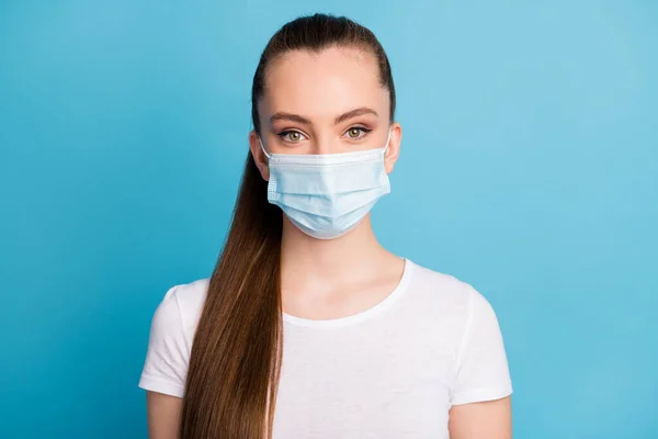 Close-up foto van mooie jonge dame houden sociale afstand mensen contact kwam ziekenhuis onderzoek patiënt dragen bescherming gezicht medisch masker wit t-shirt geïsoleerde blauwe kleur achtergrond — Stockfoto