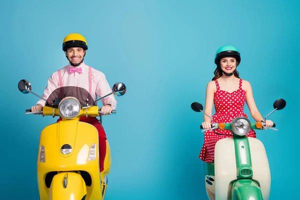 Portrét pozitivní manželky manžel motorkáři jízda řídit mopped chopper těšit výlet dovolená na cestu nosit červené tečkované šaty růžové izolované přes modré barvy pozadí — Stock fotografie