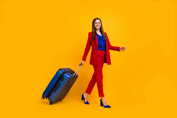 Pełne ciało profil zdjęcie z klasą biznes lady spacer lotnisko lot rejestracja toczenia duża walizka nosić specyfikacje czerwony luksus marynarka bluzka spodnie garnitur buty odizolowany żółty kolor tło — Zdjęcie stockowe
