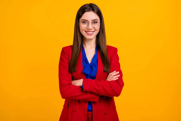 Foto de atractiva mujer de negocios mandona confiada sostener los brazos cruzados dentadura sonriente amigable pareja usar especificaciones traje de chaqueta de oficina de lujo rojo aislado amarillo brillante color fondo — Foto de Stock