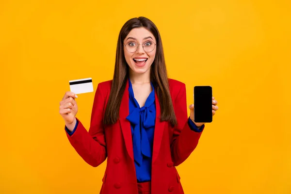 Foto de la señora de negocios elegante tienen manos telefónicas ofrecen forma en línea plástico tarjeta de crédito pago desgaste especificaciones rojo de lujo oficina chaqueta azul blusa traje aislado color amarillo fondo — Foto de Stock