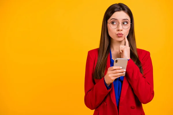 思慮深い集中的なビジネスsmmの最高経営責任者(CEO)の労働者の女の子使用スマートフォンの考えを決定ソーシャルネットワークの投稿コメントを着用赤いジャケットブレザー隔離された明るい輝きの色の背景 — ストック写真