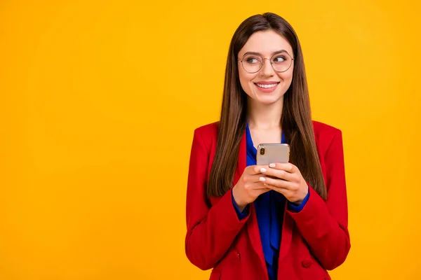 Портрет позитивной деловой леди использовать мобильный телефон смотреть копирайс после комментариев в социальных сетях носить блейзер изолированы на яркий блеск цвета фона — стоковое фото
