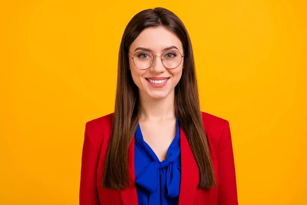 Portret van positief optimistisch meisje succesvolle advocaat kijken kieskeurige glimlach in camera klaar beslissen start-up oplossingen dragen goede look kleding geïsoleerd over heldere kleur achtergrond — Stockfoto