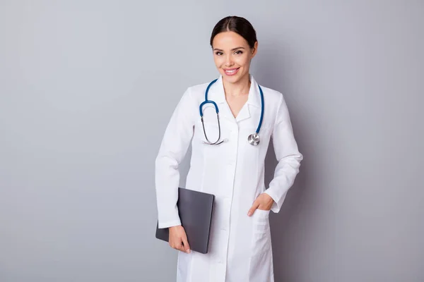 Foto de alegre familia doc hermosa dama de las manos portátil de tecnología moderna vienen conferencia médica reunión desgaste estetoscopio blanco bata de laboratorio aislado color gris fondo — Foto de Stock