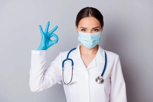 Çekici virolog doktorların el işaretleri gösteren fotoğrafı. Hasta muayene sonuçları. Tıbbi üniformalı laboratuvar önlüğü giyiyorlar. — Stok fotoğraf