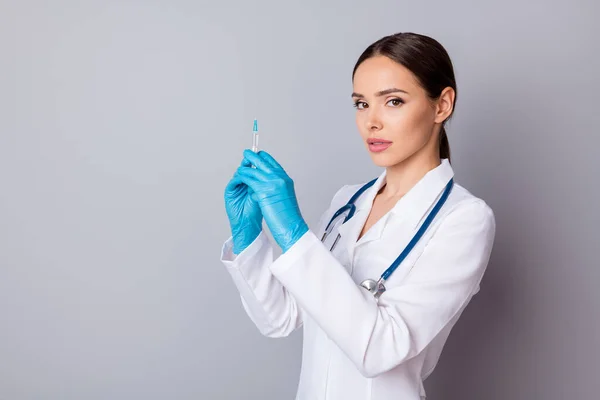 Φωτογραφία προφίλ του επαγγελματία γιατρού νοσοκόμα αναμονή προετοιμάσει τους ασθενείς με ένεση εμβόλιο covid αντίδοτο φορούν γάντια λατέξ ιατρική ομοιόμορφη εργαστηριακή ποδιά στηθοσκόπιο απομονωμένο γκρι φόντο — Φωτογραφία Αρχείου