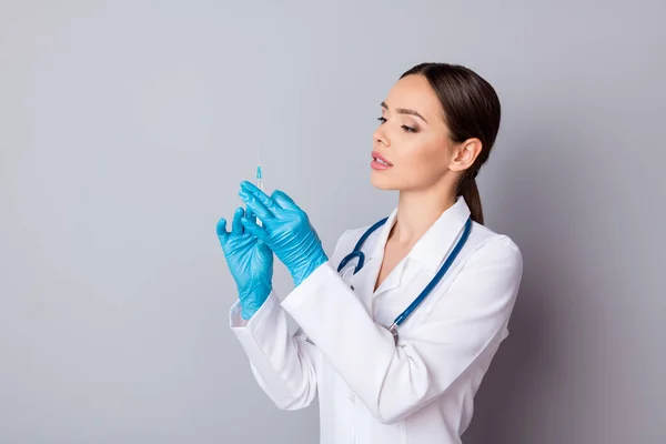 Φωτογραφία του επαγγελματία γιατρού σοβαρή αναμονή νοσοκόμα προετοιμάσει τους ασθενείς με ένεση εμβόλιο covid αντίδοτο φορούν γάντια λατέξ ιατρική ομοιόμορφη εργαστηριακή ποδιά στηθοσκόπιο απομονωμένο γκρι φόντο — Φωτογραφία Αρχείου