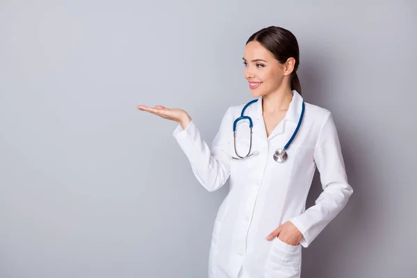 Foto von jubeln Familie doc professionelle halten offene Handfläche leeren Raum Beratung gute Qualität Vitamine niedrigen Preis Quarantäne Zeit tragen medizinische Uniform Labormantel Stethoskop isoliert grauen Hintergrund — Stockfoto