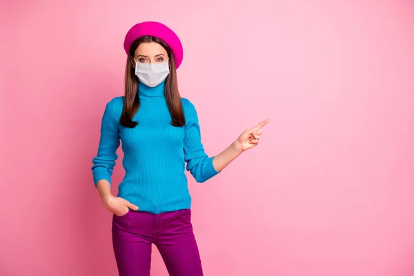 她的肖像她漂亮迷人的健康的女孩戴着安全纱布面罩示人的建议医生建议Sars cov ncov-2预防复制空间隔离在粉红的彩色背景下 — 图库照片
