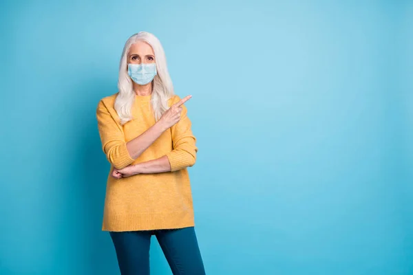 Retrato dela ela atraente conteúdo saudável de cabelos grisalhos senhora demonstrando cópia espaço mers sars ncov-2 pneumonia dicas de conselhos respiratórios isolado brilhante brilhante brilho vibrante azul cor fundo — Fotografia de Stock