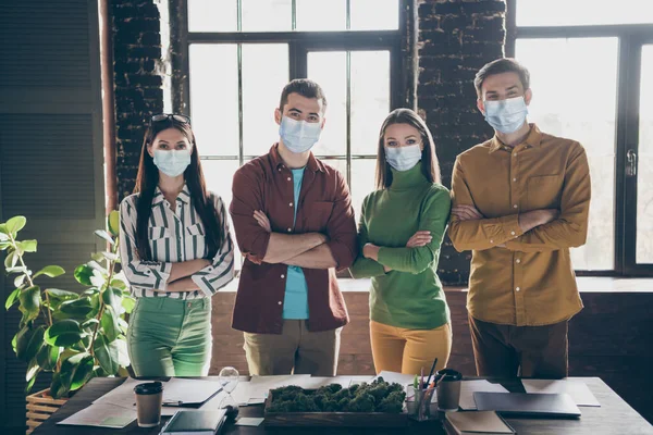 건강 한 건강 한 네 명의 매력적 인 사람을 그린 그림 IT 전문가 HR 채용 원들 이 가즈 마스크를 쓰고 팔을 접히고 — 스톡 사진