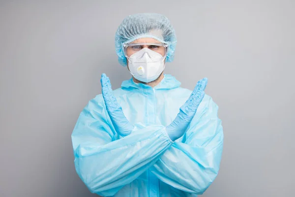 Foto de doc experto virólogo chico cruzar las palmas de las manos detener mantener a los pacientes fuera de peligro infectados zona usar guantes máscara hazmat azul uniforme quirúrgica gorra gafas aisladas de color gris fondo — Foto de Stock