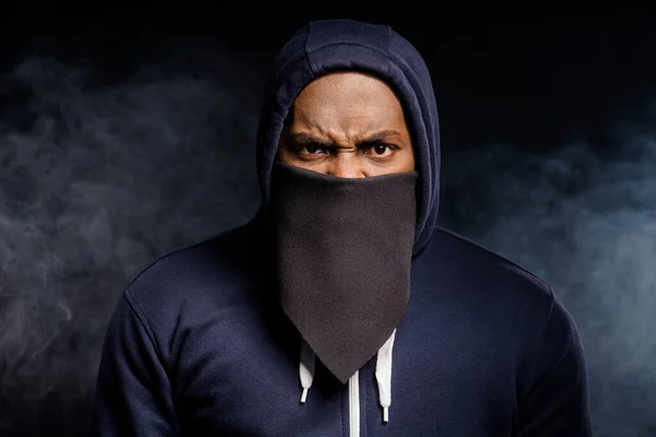 Close-up foto van boos woedend afro amerikaanse man dragen bandanna gevoel ontevredenheid geen afrikaanse gemeenschap mensenrechten geïsoleerd over mist zwart kleur achtergrond — Stockfoto