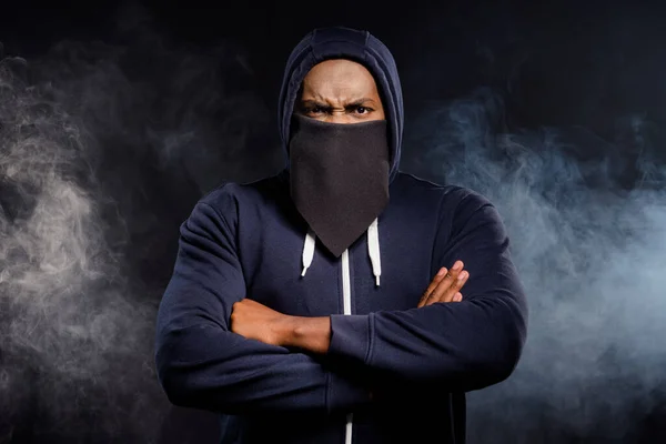 Retrato de irritado afro americano cara cruz mãos pronto parar africano comunidade abuso discriminação desgaste jumper suéter bandanna isolado preto nevoeiro cor fundo — Fotografia de Stock