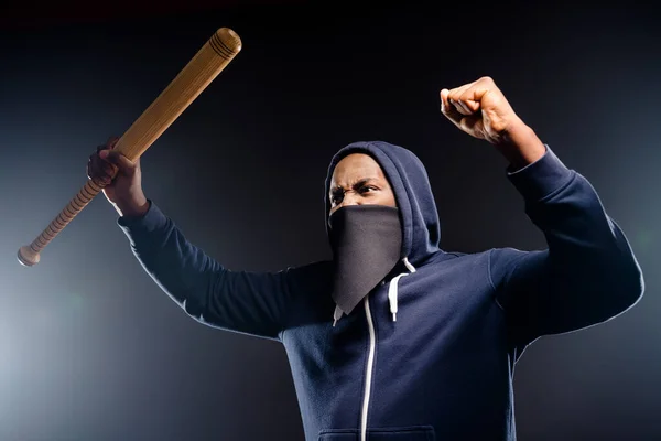 Perfil lateral foto de cara afro-americano furioso luta Africano comunidade direitos revolta levantar beisebol bater punho desgaste blusa blusa bandanna isolado sobre cor preta fundo — Fotografia de Stock