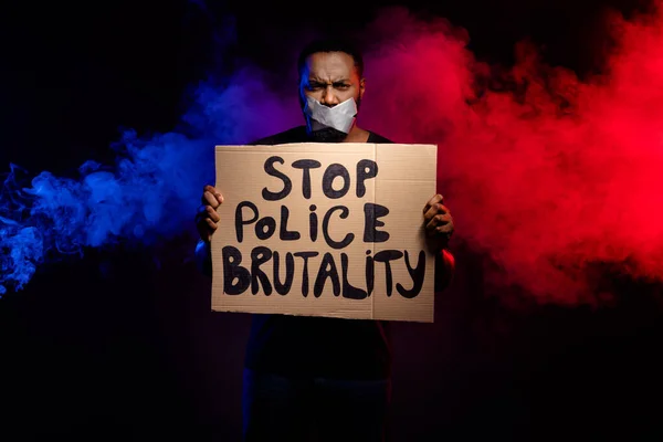 원문 기사보기 미국 출신 남성 이 종이 카드 깃발을 들고 경찰의 만행을 설명할 수없는 침묵 테이프에 의해 고통받고 있다. — 스톡 사진