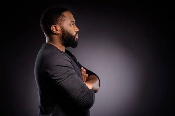 Profil boční fotografie afro amerického chlapa vzhled copyspace kříž ruce doufat inspirovat stop rasismus nosit jumper izolované přes černé barvy pozadí — Stock fotografie