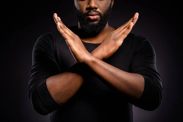 Oříznutá fotografie vážné afro americká chlap revoluce aktivista kříž ruce x požádat stop diskriminace izolované přes černou barvu pozadí — Stock fotografie