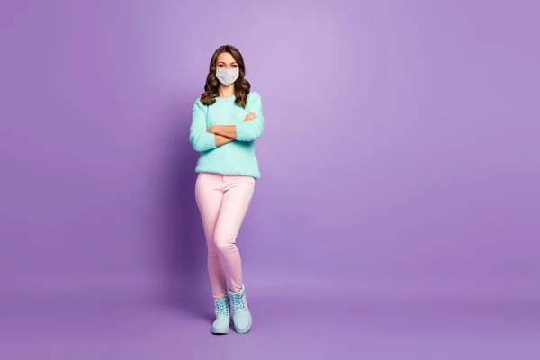 Pleine longueur vue de la taille de son elle jolie fille aux cheveux ondulés portant un masque de gaze de sécurité bras repliés ncov-2 cov mers distance sociale décontamination isolé violet lilas couleur fond — Photo