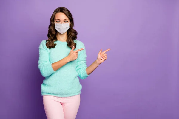 Retrato dela ela atraente muito saudável menina de cabelos ondulados vestindo máscara de gaze de segurança demonstrando espaço de cópia cov cov mers prevenção descontaminação isolado violeta roxo cor lilás fundo — Fotografia de Stock